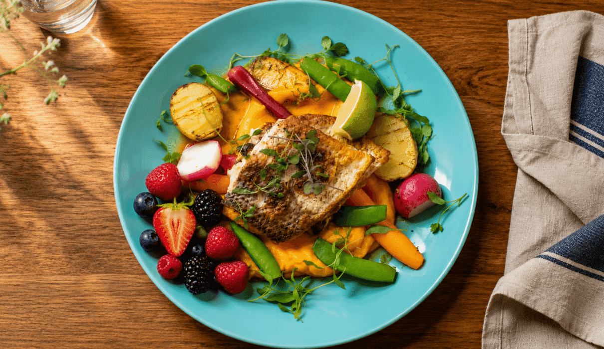 7 day anti-inflammatory diet meal plan featuring grilled salmon, mixed berries, and leafy greens on a plate