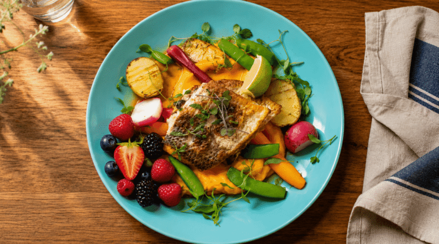 7 day anti-inflammatory diet meal plan featuring grilled salmon, mixed berries, and leafy greens on a plate